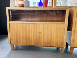 Kleines Nussbaum Sideboard mit Vitrine von Musterring