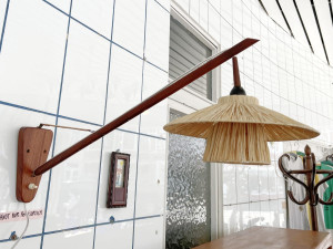 Teak Wandlampe mit verstellbarem Arm, Lampenschirm aus Raffia-Bast