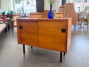 Kleines Nussbaum Sideboard / Schuhschränkchen