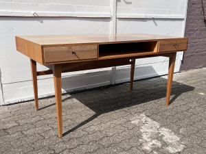 Großer Nussbaum Schreibtisch