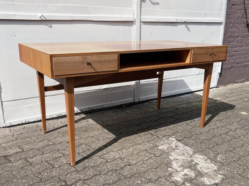 Großer Nussbaum Schreibtisch