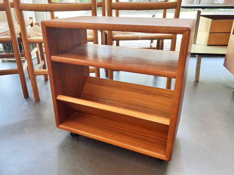 kleiner rollbarer Teak Beistelltisch mit Ablage + schräger Ablage