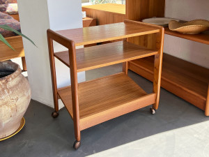 Teak Beistelltisch mit Rollen