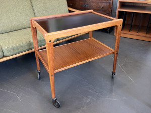 dänischer Teak Servierwagen / Trolley mit Formica Oberfläche und Rollen