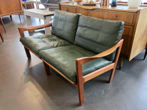 Sofa / Zweisitzer von Illum Wikkelsø für Niels Eilersen, Denmark / Teak & grünes Leder
