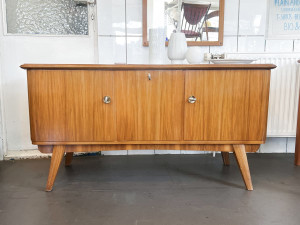 Kleines Nussbaum Sideboard