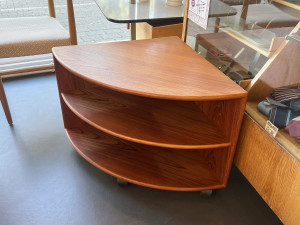 rollbarer Teak Eckregal / Ecktisch