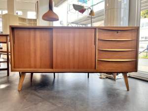 60er Jahre Nussbaum Sideboard von A.M.T. (Alverskirchner Möbel- und Tischfabrik) mit Schiebetüren und 4 Schubladen