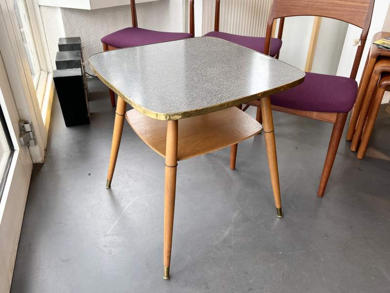 Beistelltisch / Couchtisch mit Resopaloberfläche und Zwischenablage, Buche