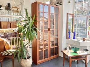 Teak Vitrine / Vitrinenschrank von Dyrlund, Made In Denmark