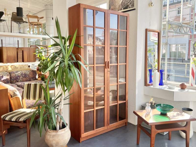 Teak Vitrine / Vitrinenschrank von Dyrlund, Made In Denmark