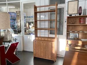 Regal / Schrank aus Kiefer mit Ledergriffen, 70er Jahre