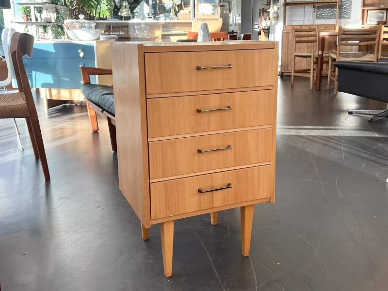 kleines Schränkchen / Mini-Kommode