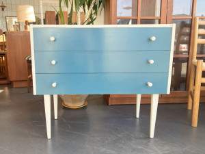 Kommode mit blauen Schubladen