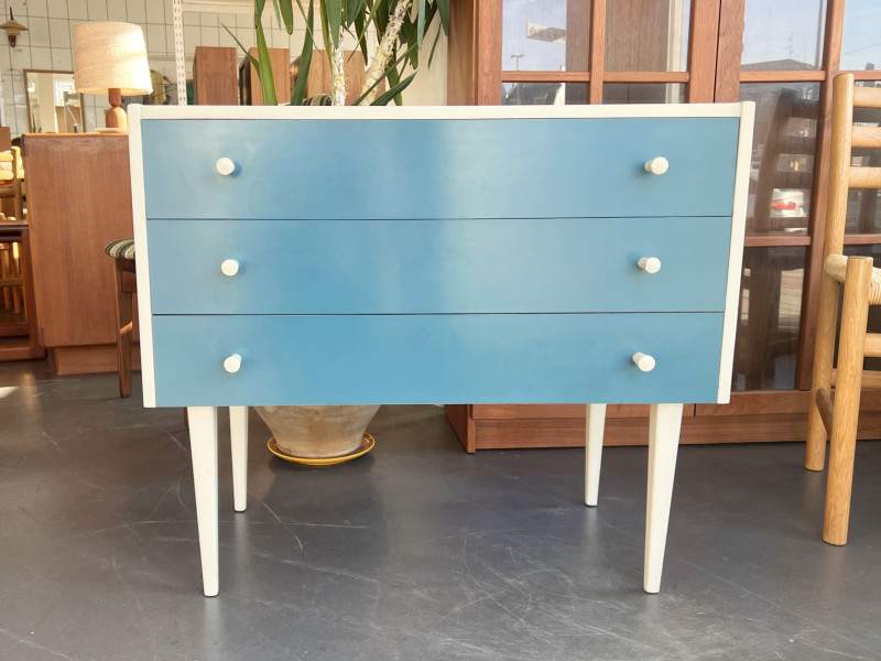 Kommode mit blauen Schubladen