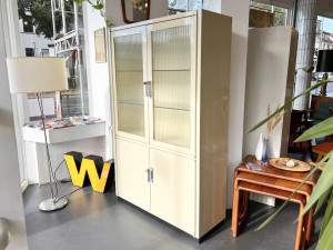 weißer / cremefarbener Metallschrank / Arztschrank / Vitrine von Maquet, Frankreich