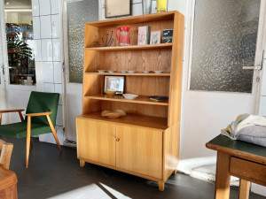 Schrank mit Regalaufsatz in Rüster (Ulme)